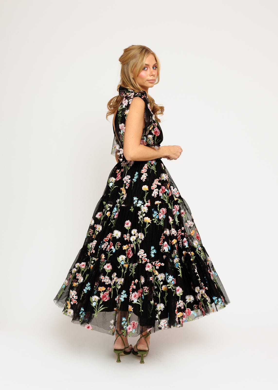 Vestido midi Margaret negro con bordado floral