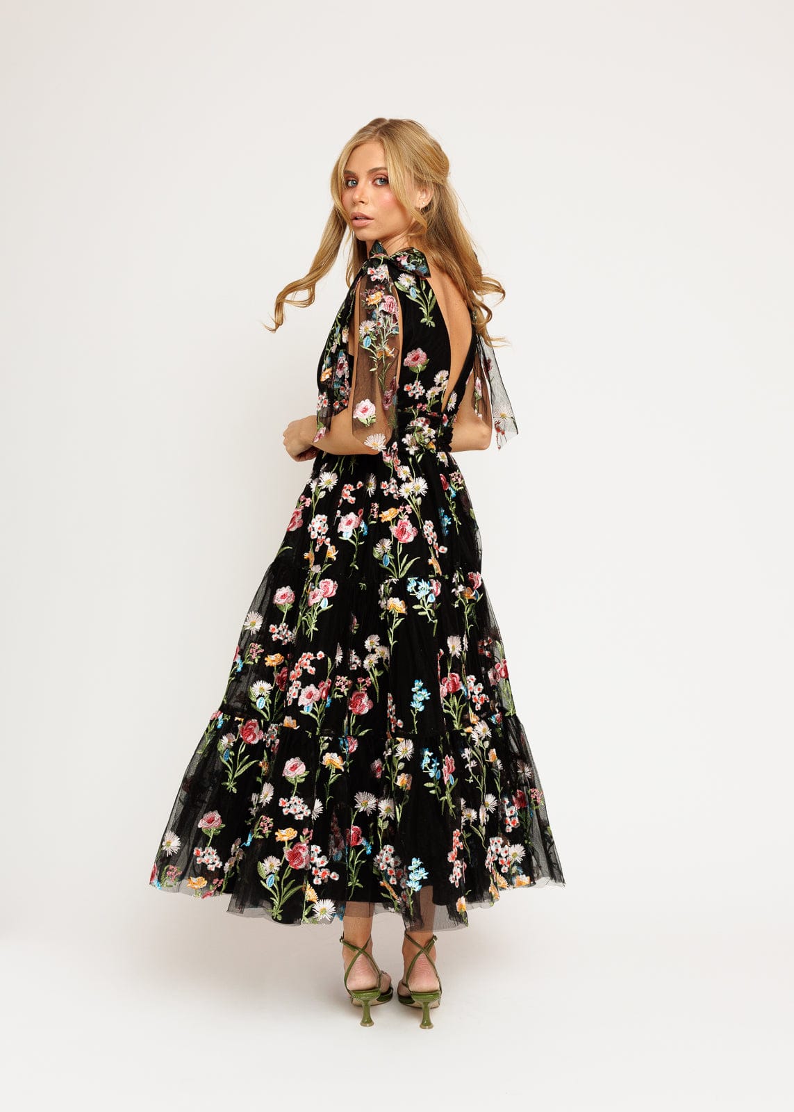 Vestido midi Margaret negro con bordado floral