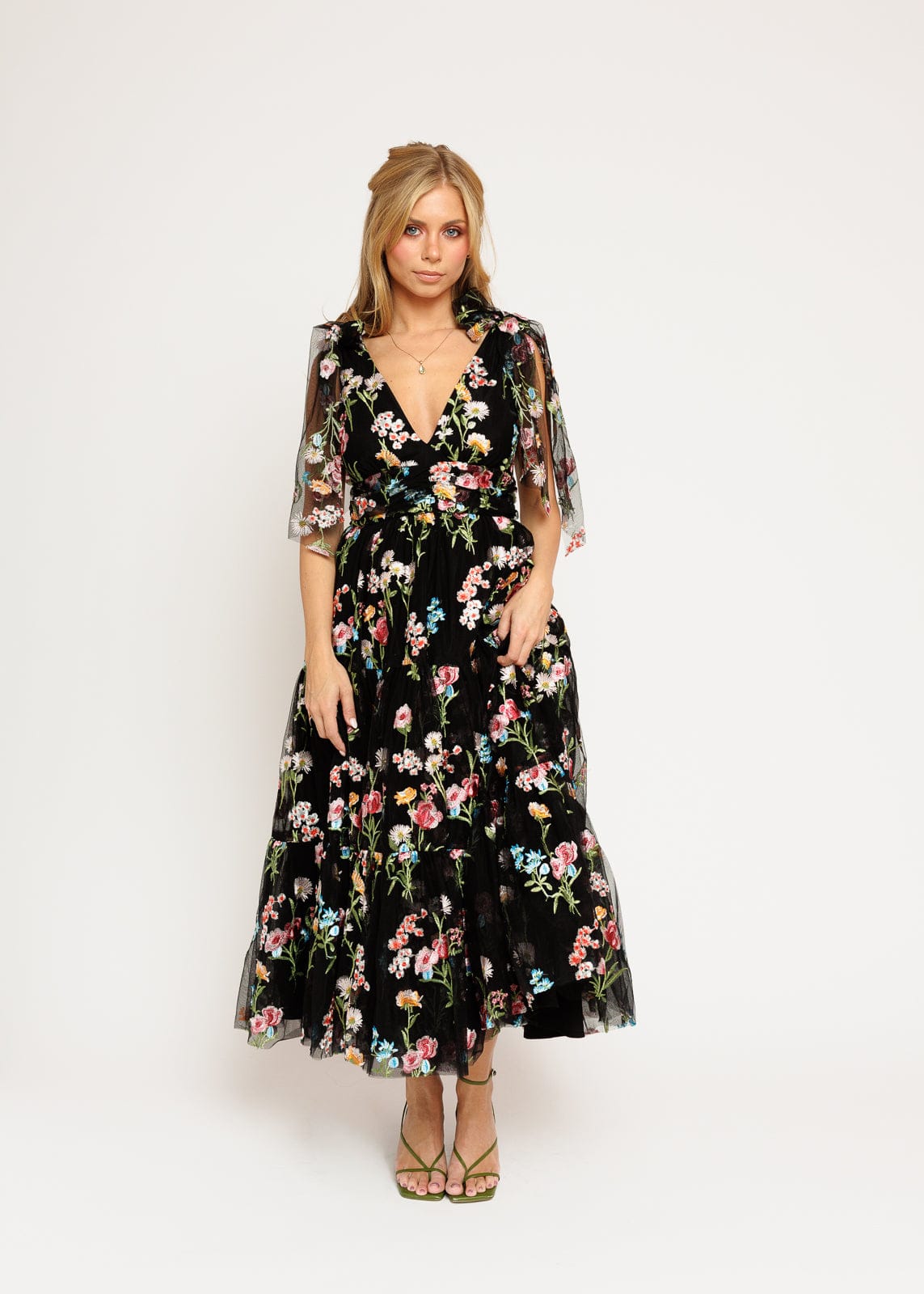 Vestido midi Margaret negro con bordado floral
