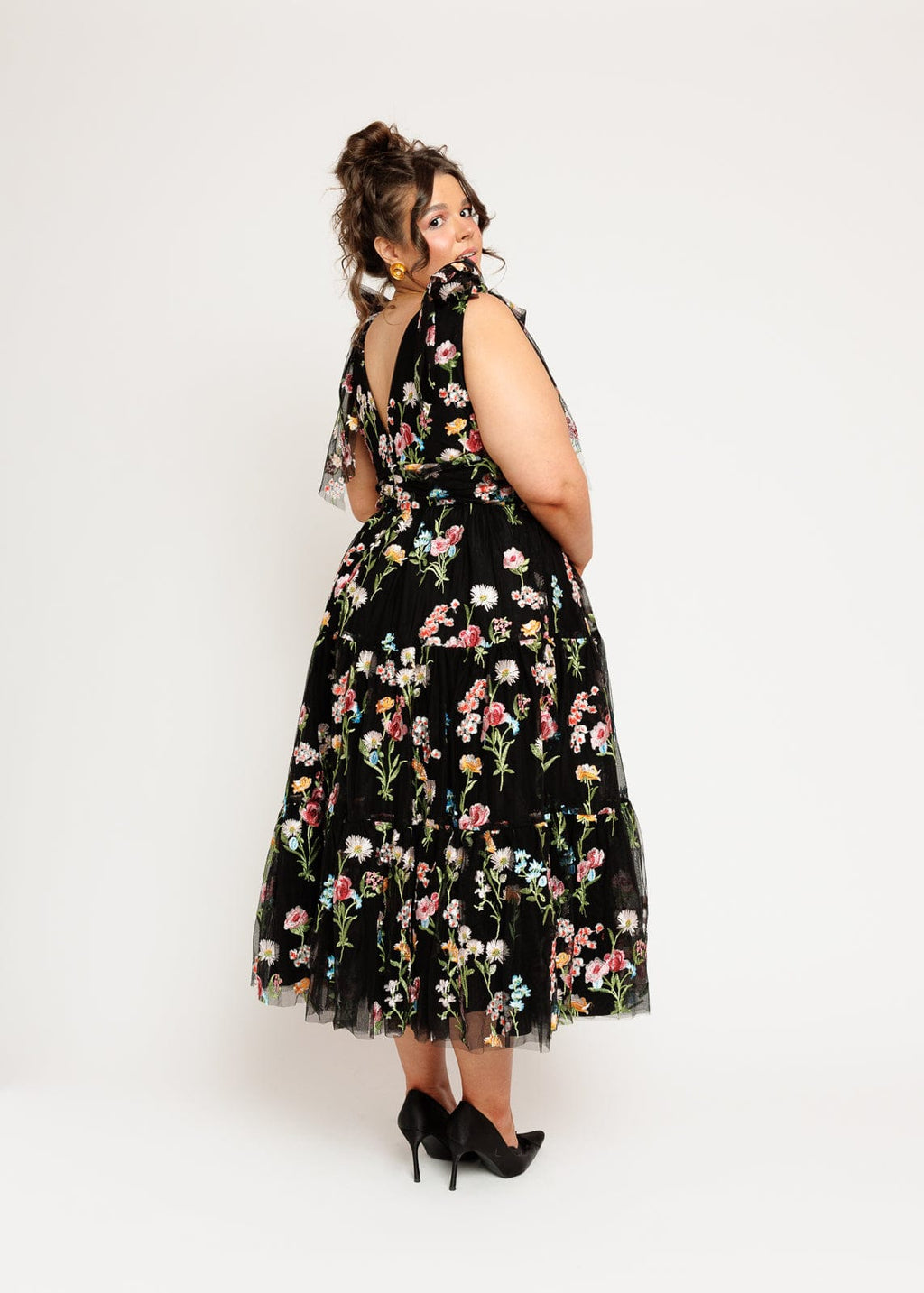 Vestido midi Margaret negro con bordado floral