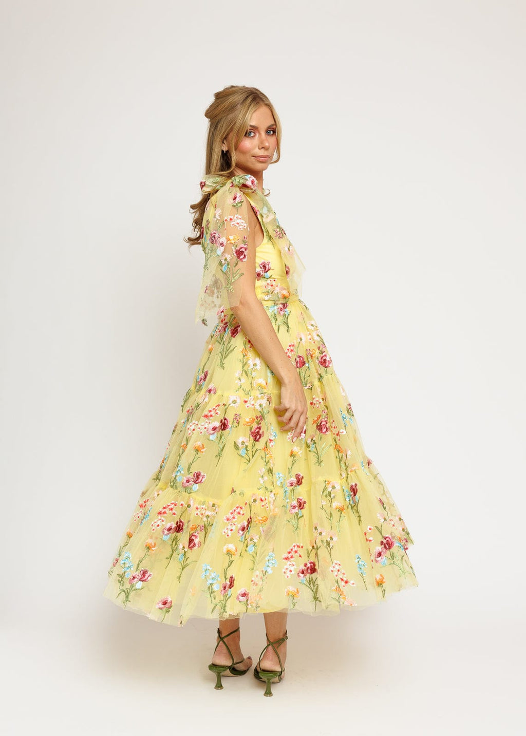 Vestido Midi Amarillo Bordado Floral Margaret