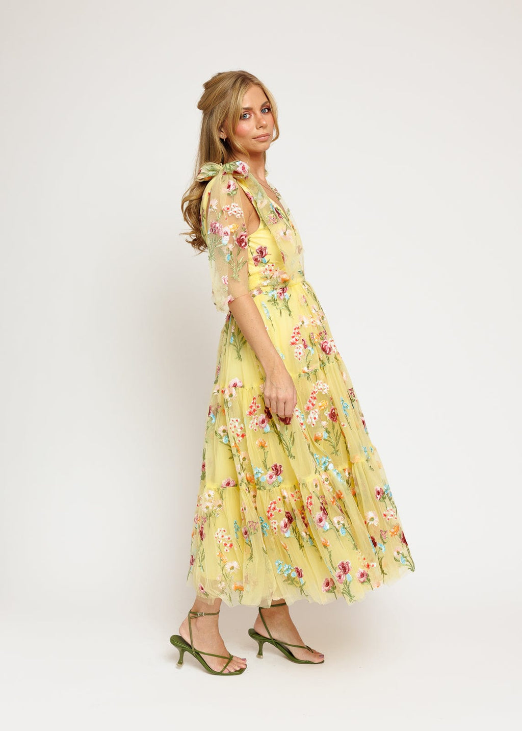 Vestido Midi Amarillo Bordado Floral Margaret