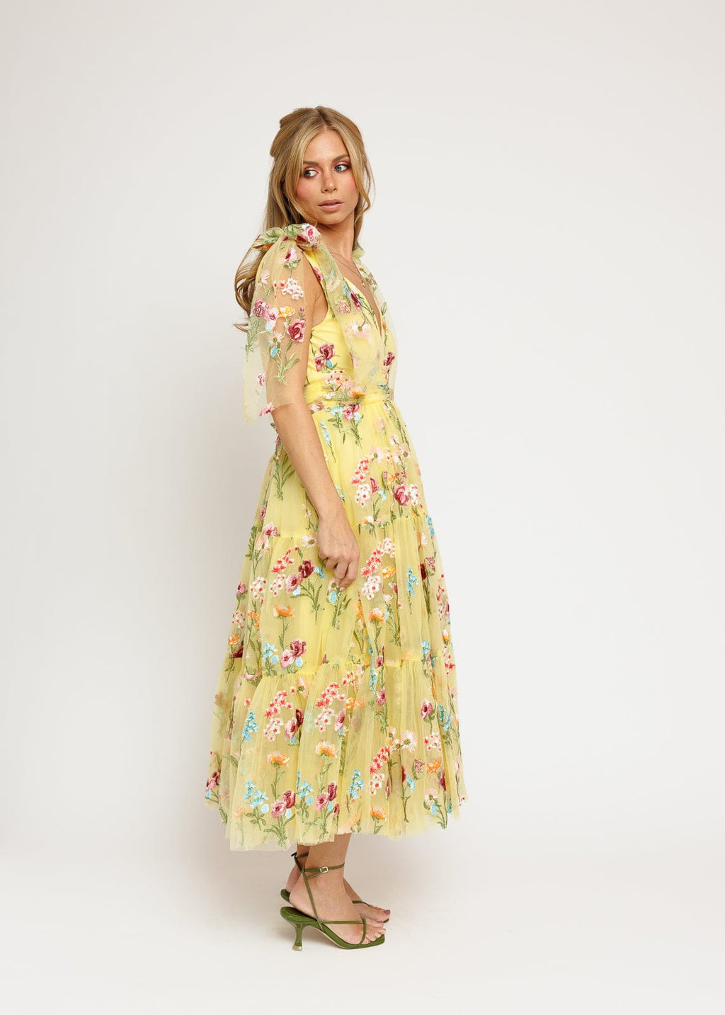 Vestido Midi Amarillo Bordado Floral Margaret