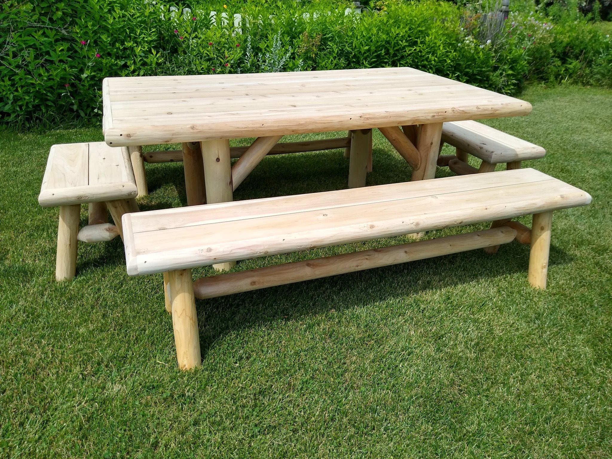 Mesa de picnic rústica de exterior hecha a mano