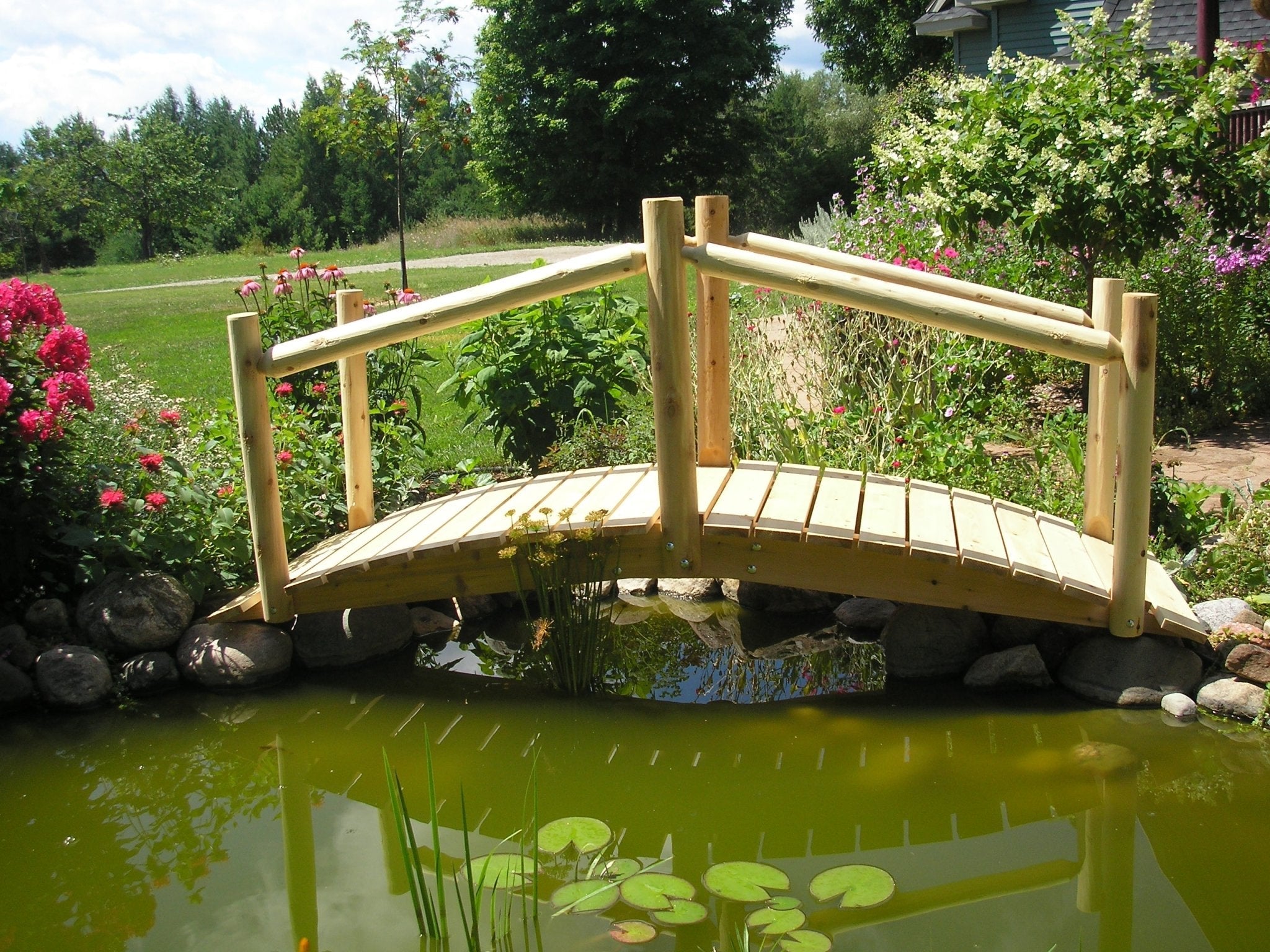 Puente rústico de madera para jardín