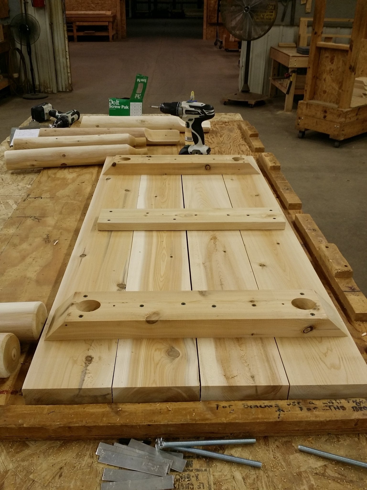 Mesa de comedor rústica de madera maciza